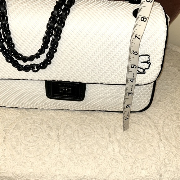 🎊HOST PICK🎉Stylish Karl Lagerfeld Paris Bag - Picture 10 of 17
